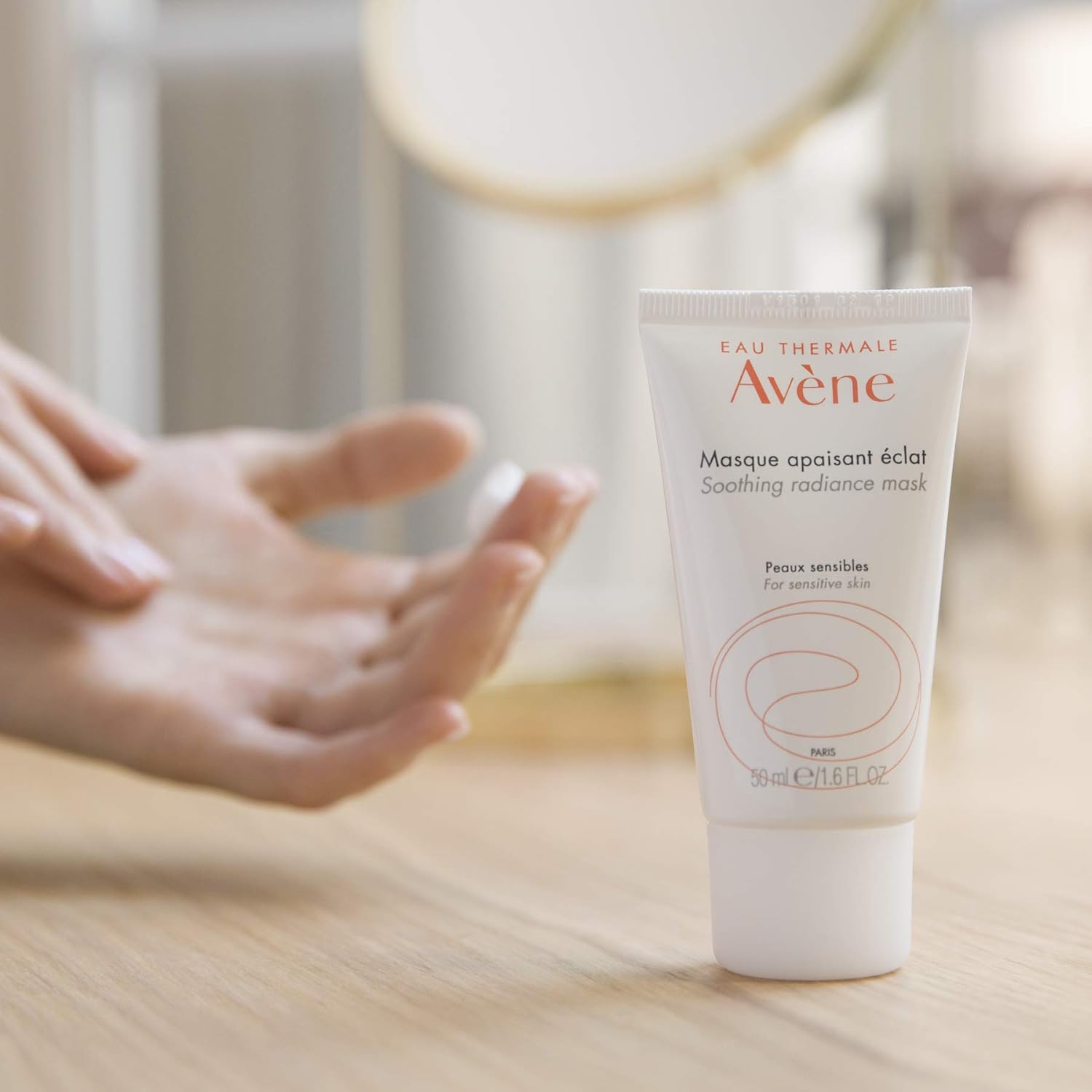 Texture crémeuse du masque Avène Cleanance – application sur le visage pour un effet peau nette et pores resserrés