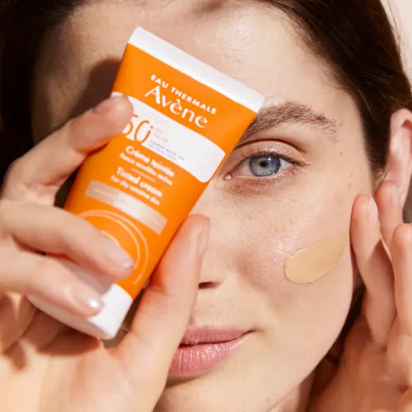 Avène High Protection Tinted Fluid SPF50+ – fluide teinté haute protection solaire, unifie le teint et protège la peau des UV