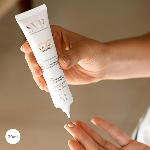 Texture légère et couvrante de la CC Cream SVR Clairial SPF50+ – fini naturel, protège des UV et corrige les imperfections pigmentaires