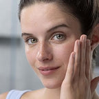 Texture fraîche et légère de l’eau micellaire SVR Sensifine AR – élimine les impuretés tout en calmant les rougeurs et l’inconfort