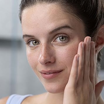 Texture fraîche et légère de l’eau micellaire SVR Sensifine AR – élimine les impuretés tout en calmant les rougeurs et l’inconfort