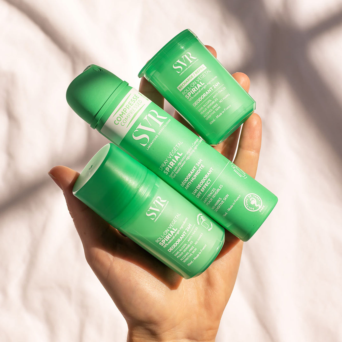 Application du déodorant SVR Spirial Spray Végétal – texture fraîche et sèche, protection efficace contre les odeurs et l’humidité excessive