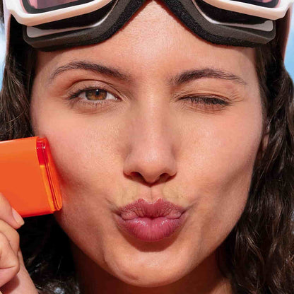 Application du stick solaire SVR Sun Secure SPF 50+ – texture invisible, non grasse, idéale pour les retouches tout au long de la journée