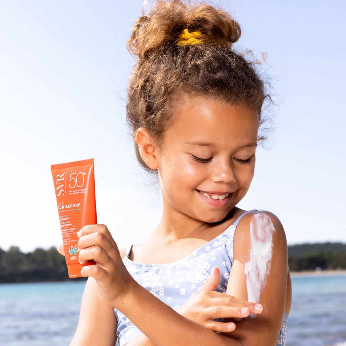 Texture veloutée du lait SVR Sun Secure SPF50+ – pénètre rapidement, sans fini gras ni collant, idéal pour toute la famille