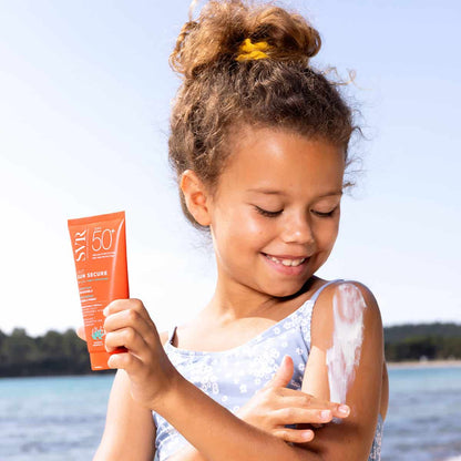 Texture veloutée du lait SVR Sun Secure SPF50+ – pénètre rapidement, sans fini gras ni collant, idéal pour toute la famille